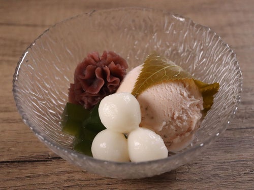 桜アイスの白玉ぜんざい風